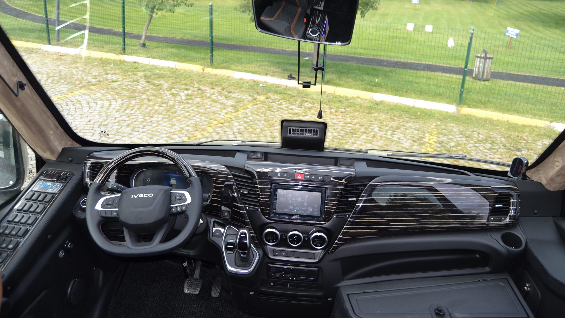 Ilesbus Glance vehicle, view 7 of 7