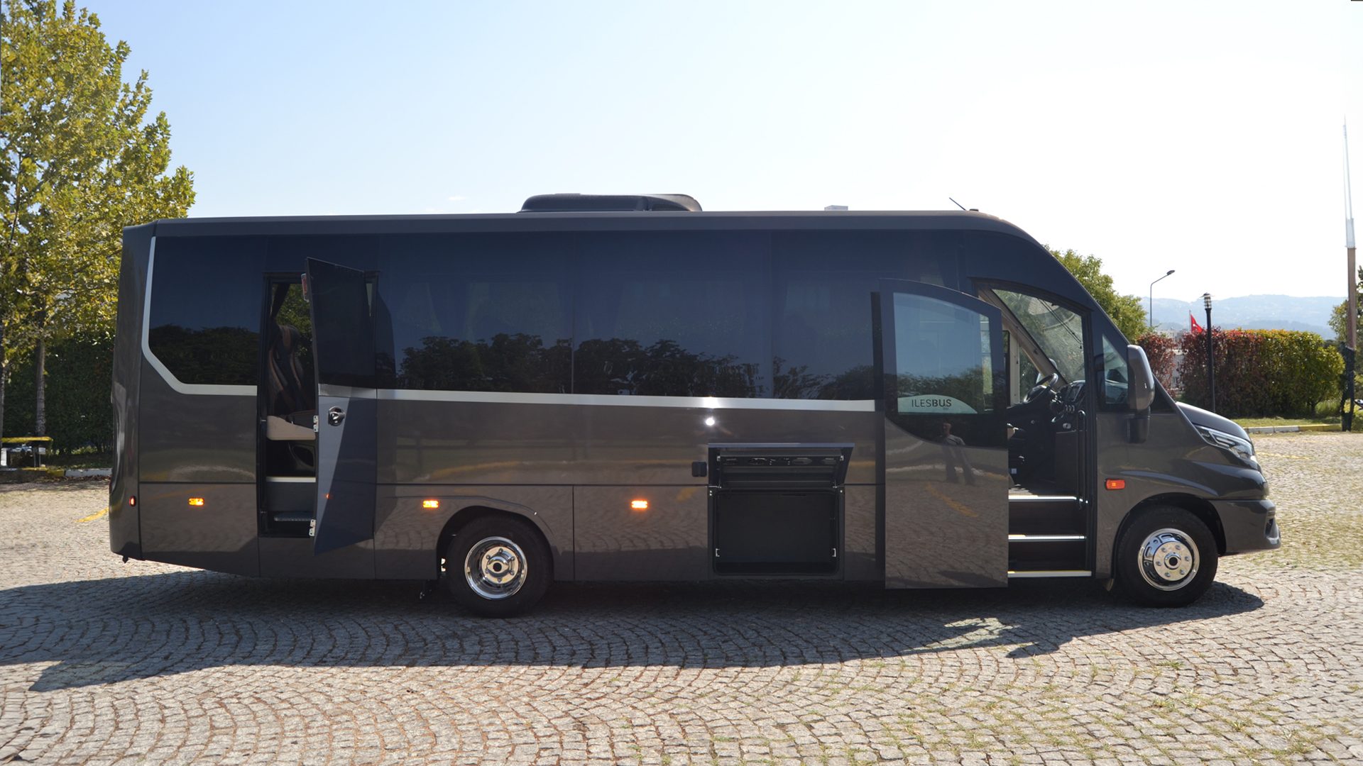 Ilesbus Glance vehicle, view 2 of 7