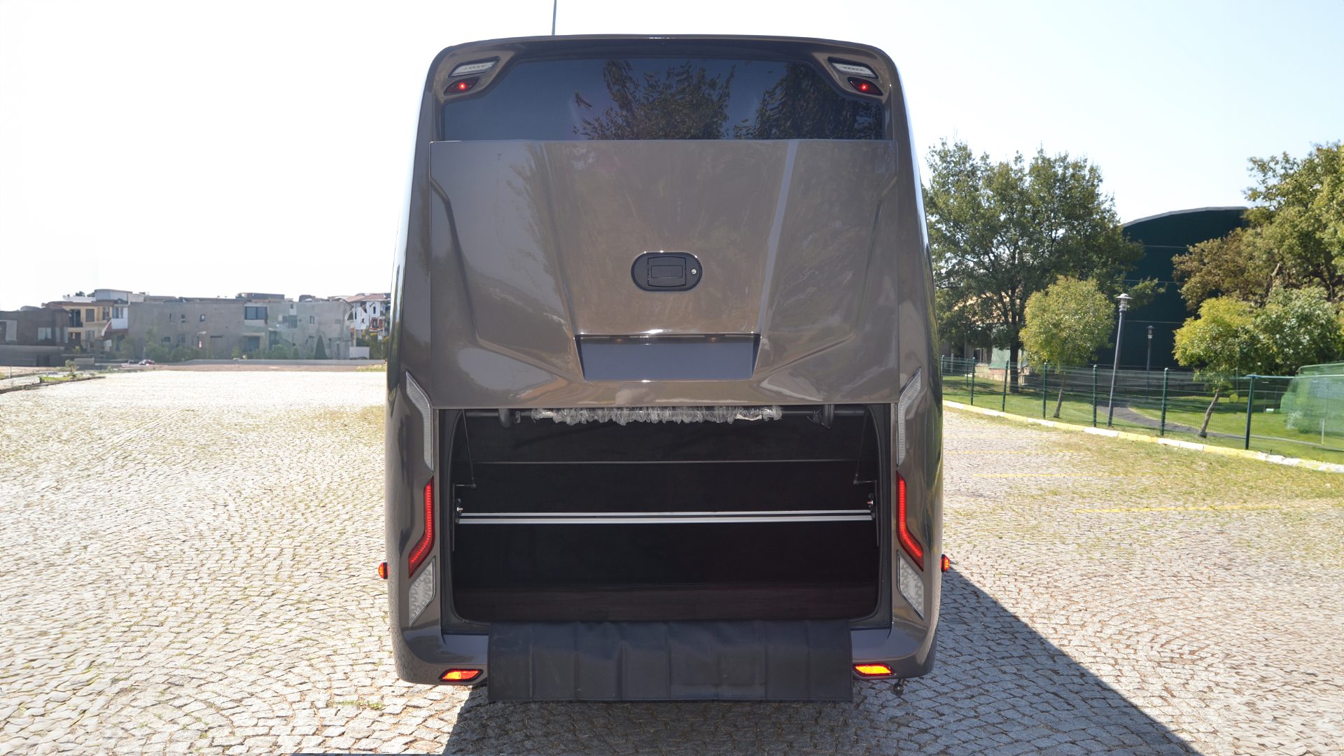 Ilesbus Glance vehicle, view 3 of 7