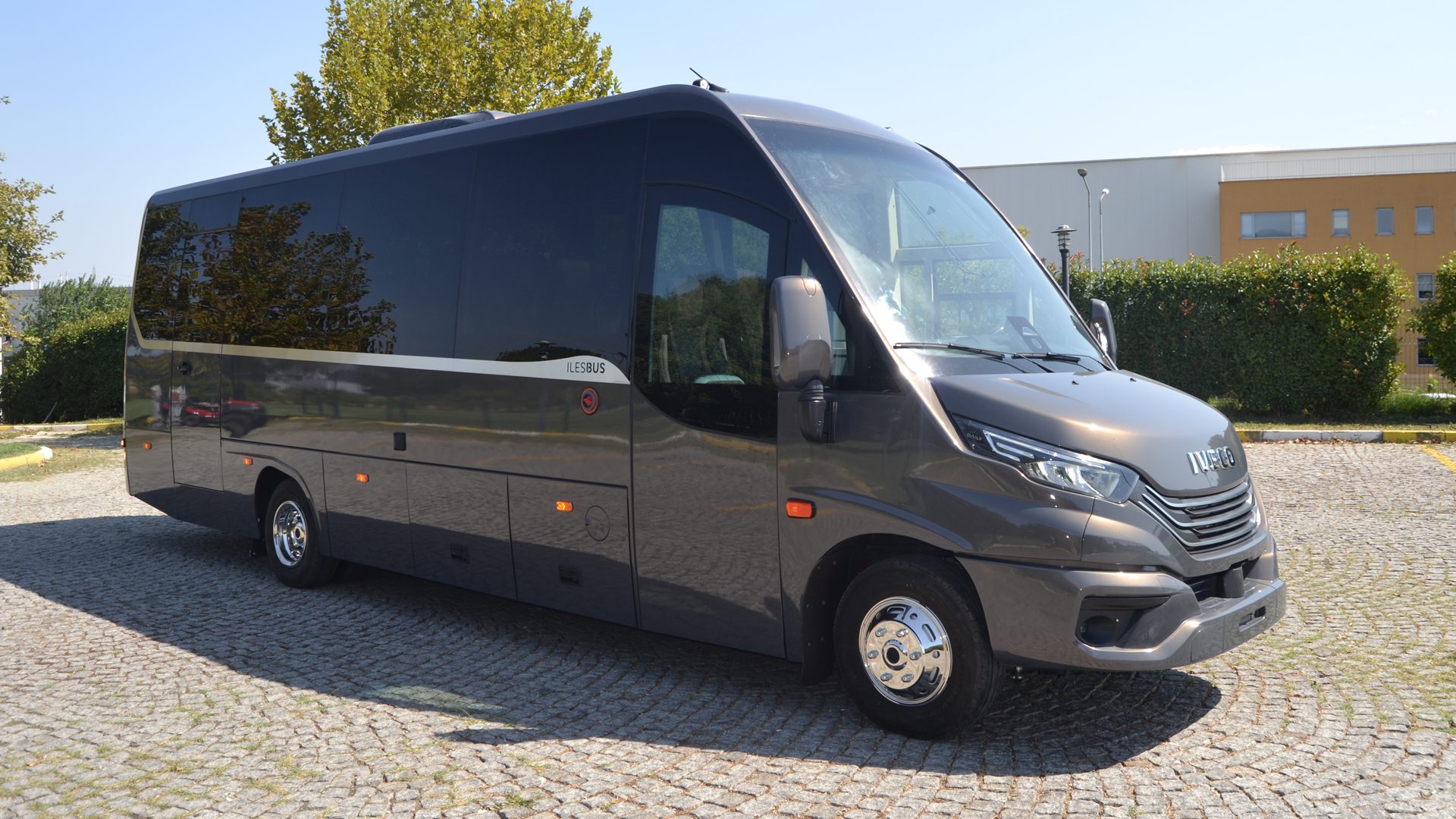 Ilesbus Glance vehicle, view 1 of 7